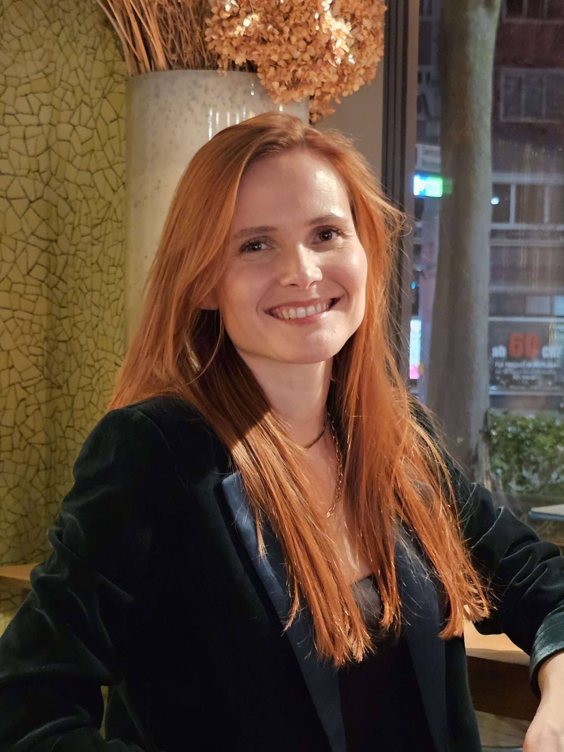 Melina Lohner, Expertin für Change Management und Teamentwicklung – authentisches Porträt in moderner Umgebung