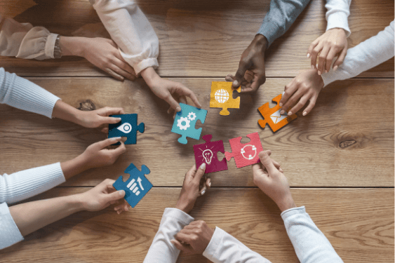 Segelboot bei Sonnenuntergang – Symbol für Change Prozesse, Führung und gemeinsame Zielerreichung